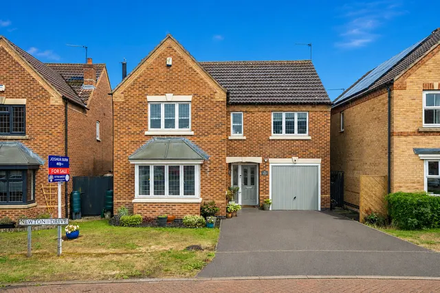 Newton Drive, Cherry Willingham, Lincoln, LN3 4GP, photo 1
