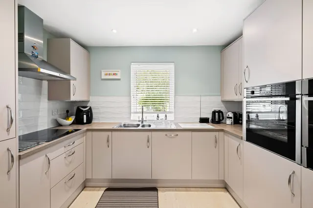Sackville Court Fairfield Road, East Grinstead, East Grinstead, RH19 4HQ, photo 1