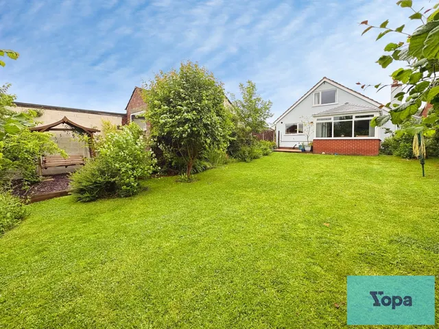 Hillcrest Avenue, Kingsley Holt, ST10, photo 2