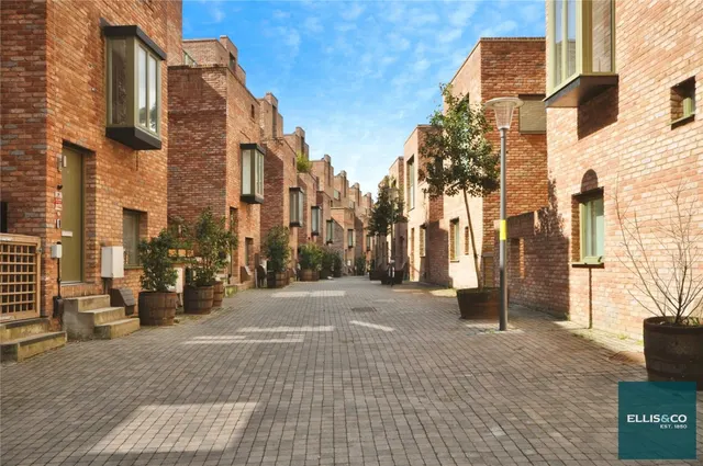 Edgewood Mews, Finchley, N3, photo 2