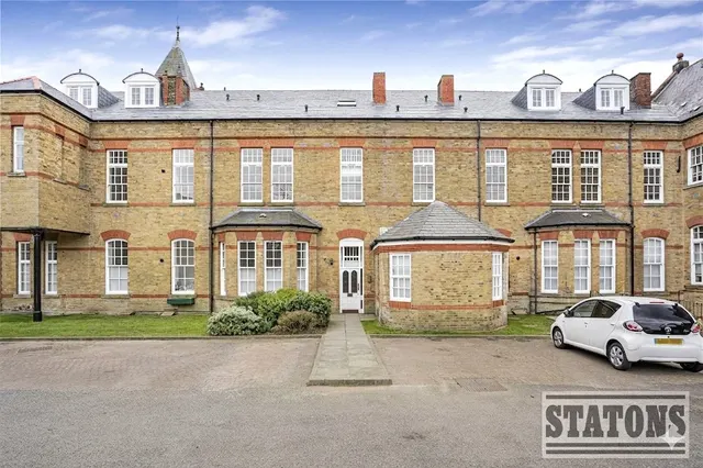 Newsholme Drive, London, N21, photo 2