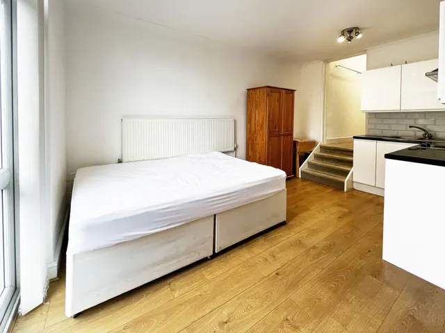 Manstone Road, Kilburn, NW2, photo 1