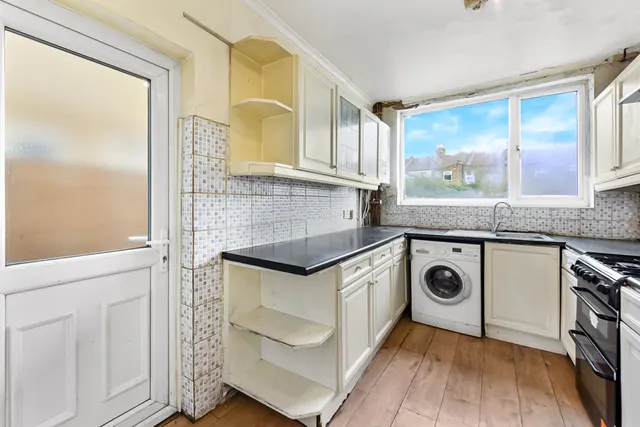 Photo 3 — 64 Lowden Road, Edmonton, London, N9 8RN