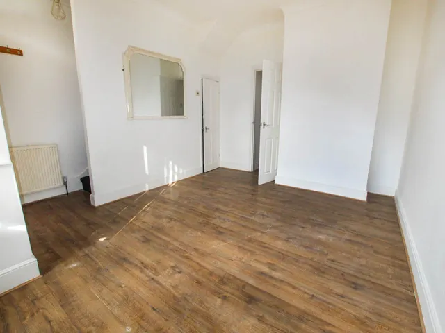 Nield Road, Hayes, UB3, photo 1
