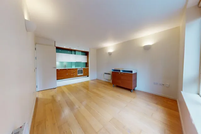 High Road, South Woodford, E18, photo 3