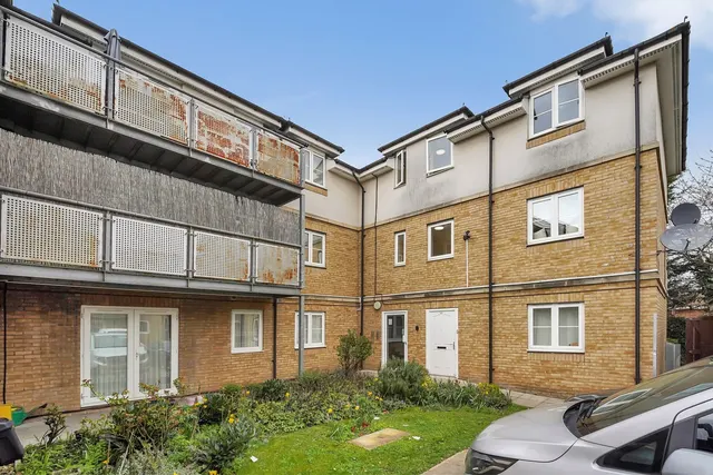24 Lockwood Place, Chingford, London, E4 9AD, photo 1