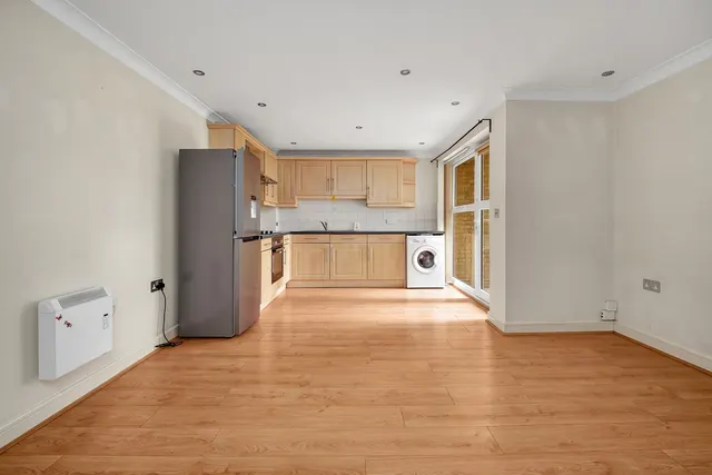 Photo 2 — 24 Lockwood Place, Chingford, London, E4 9AD