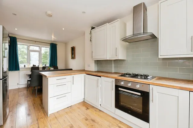 Cox Lane, Chessington, KT9, photo 2