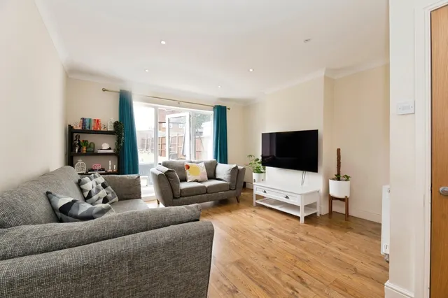 Cox Lane, Chessington, KT9, photo 3