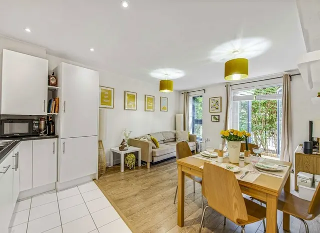 Garratt Lane, Tooting, SW17, photo 1