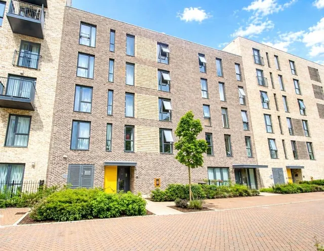 Telegraph Avenue, London, NW9, photo 1