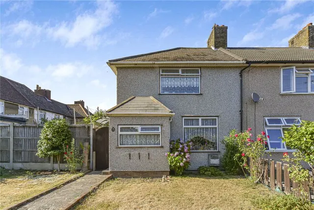 3 bedroom house — Canonsleigh Road, Dagenham, RM9