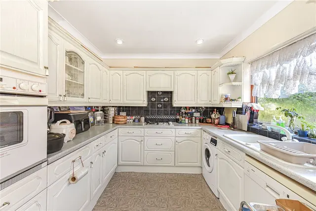 Photo 3 — Canonsleigh Road, Dagenham, RM9