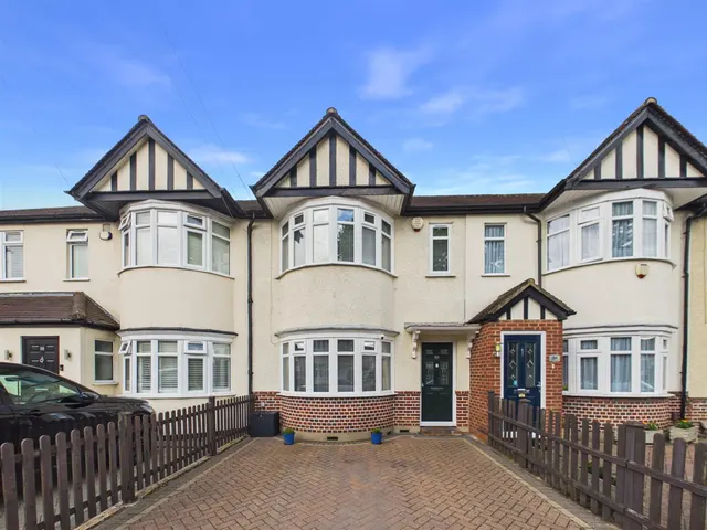 Seaton Gardens, Ruislip, HA4 0AY, photo 1
