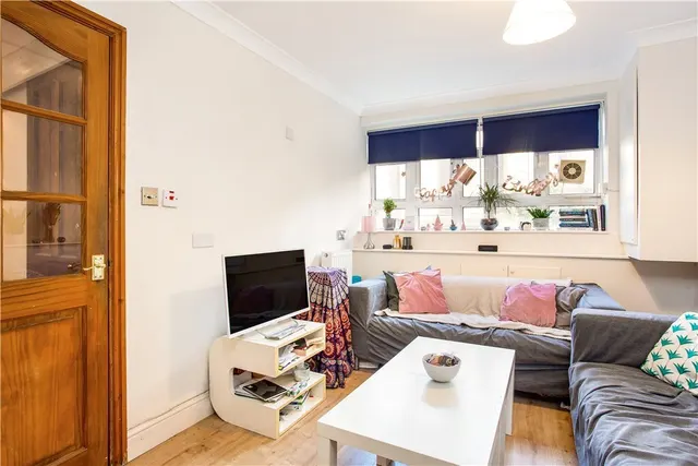 Photo 3 — Normanton House, Oaklands Estate, London, SW4