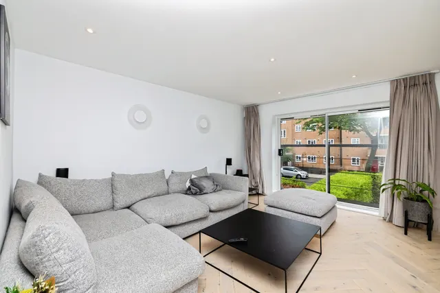 Mill Pond Close, Vauxhall, SW8, photo 3
