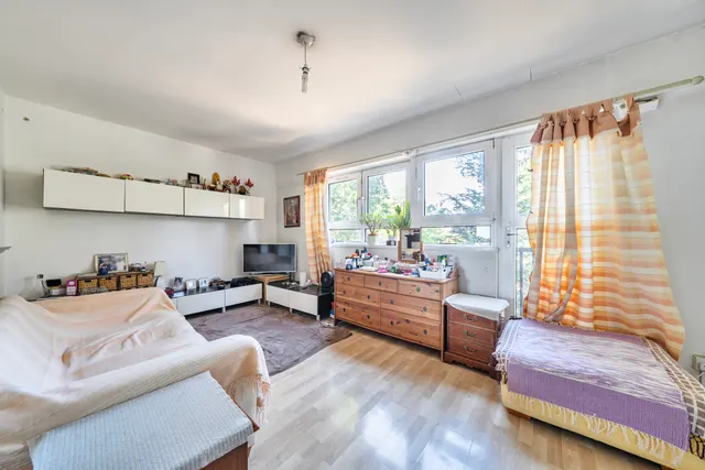 Photo 2 — 16 Castlecombe Drive, London