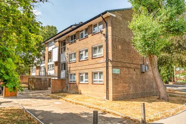 16 Castlecombe Drive, London, photo 1