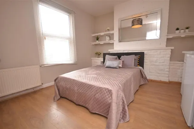 Gosbrook Road, Caversham, photo 1