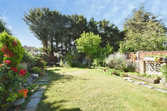 Eastern Avenue East, Romford, RM2, photo 1