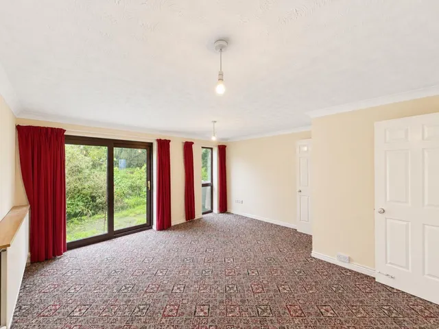 Shutehay Drive, Cam, GL11, photo 3
