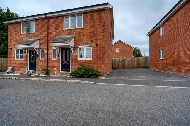 Woodlanders Road, Stalbridge, photo 1