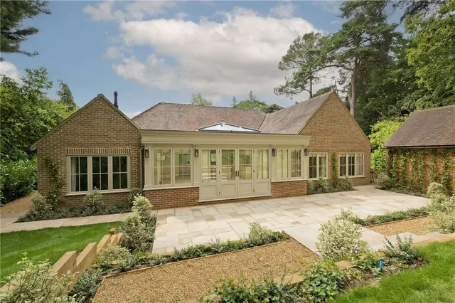 Cavendish Road, Weybridge, Surrey, KT13 0JY, photo 1