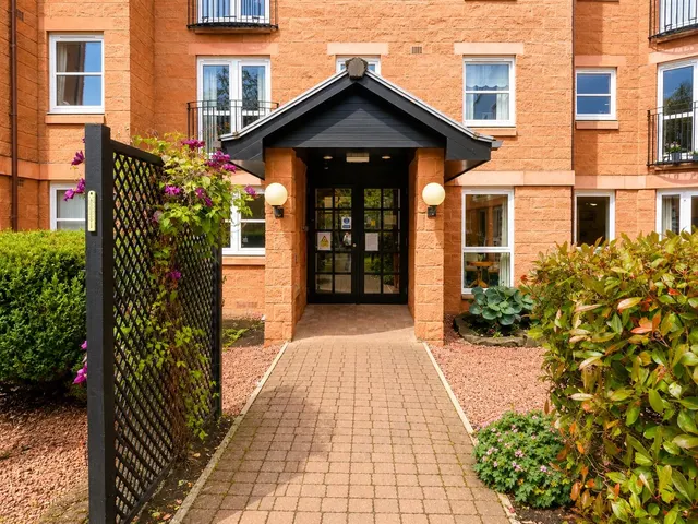 Photo 2 — Castle Court, Bothwell, South Lanarkshire, G71 8PD