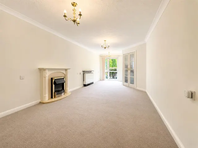 Photo 3 — Castle Court, Bothwell, South Lanarkshire, G71 8PD