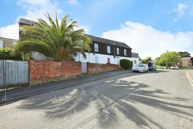 Arctic Road, Cowes, PO31, photo 1