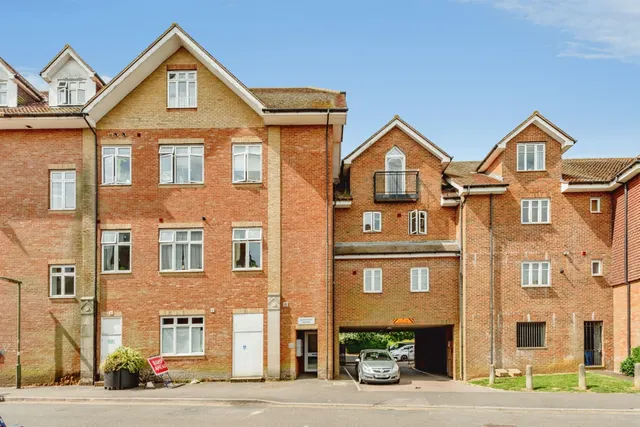 Lumley Road, Horley, photo 1