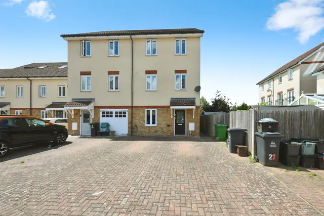 Robinia Road, Broxbourne, photo 1