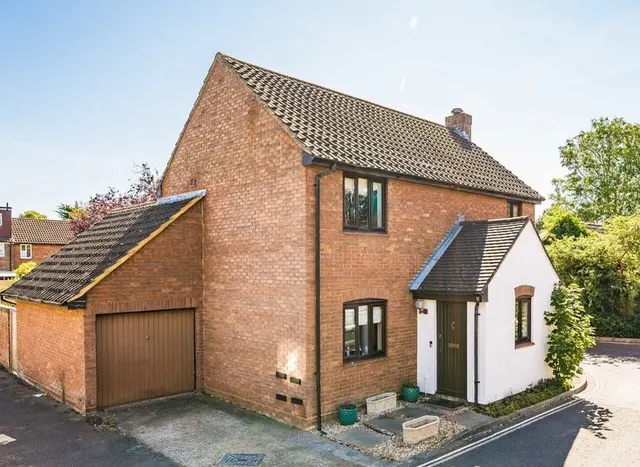 Partridge Road, Hampton, TW12, photo 1