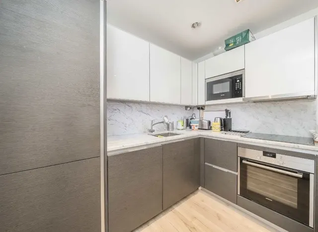Photo 3 — Glenthorne Road, Hammersmith, W6