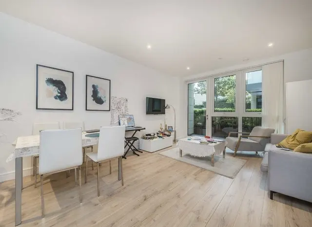 Photo 2 — Glenthorne Road, Hammersmith, W6
