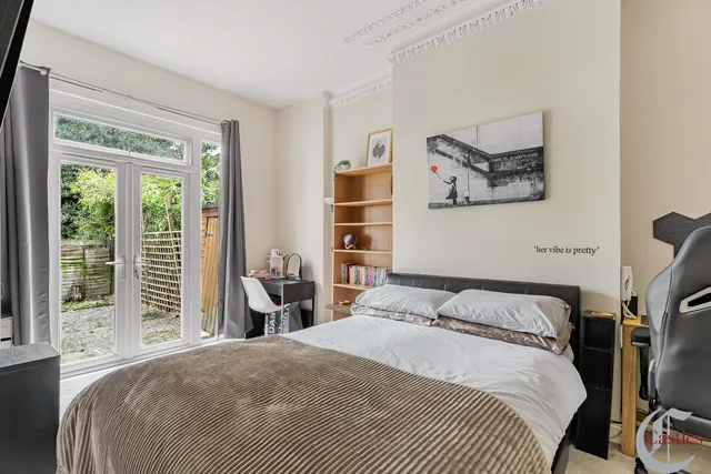 High Road, N22, photo 3