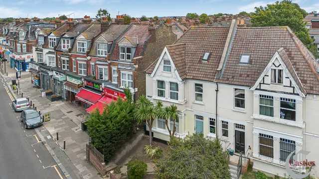 High Road, N22, photo 2