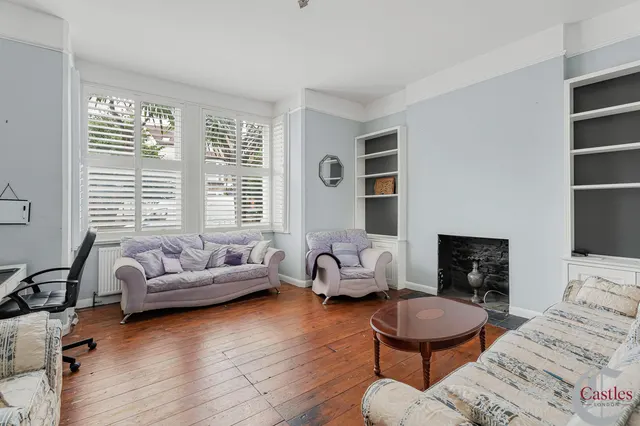 High Road, N22, photo 1