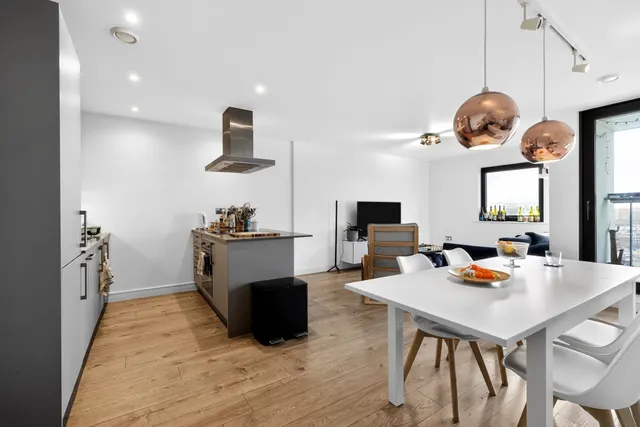 Photo 2 — 395 Rotherhithe New Road, London