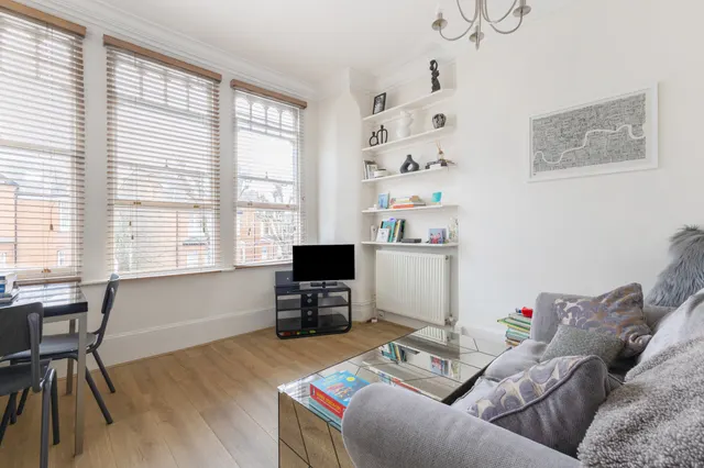 Photo 2 — Kings Avenue, London, N10