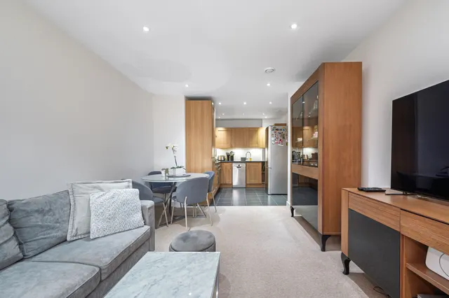London, NW9, photo 1