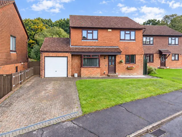 Simons Close, Crowborough, TN6, photo 1