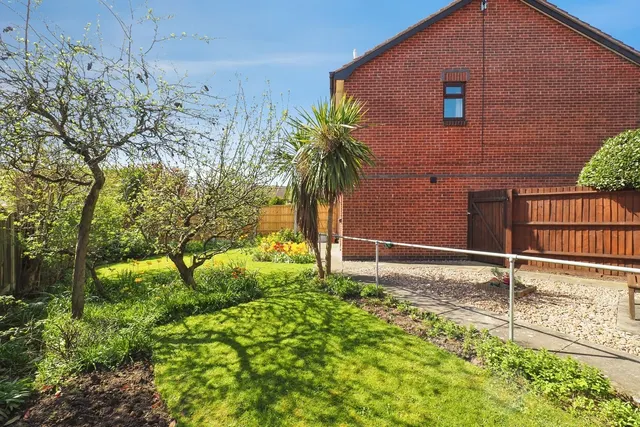 Photo 2 — Courtney Close, Wollaton, Nottingham, NG8