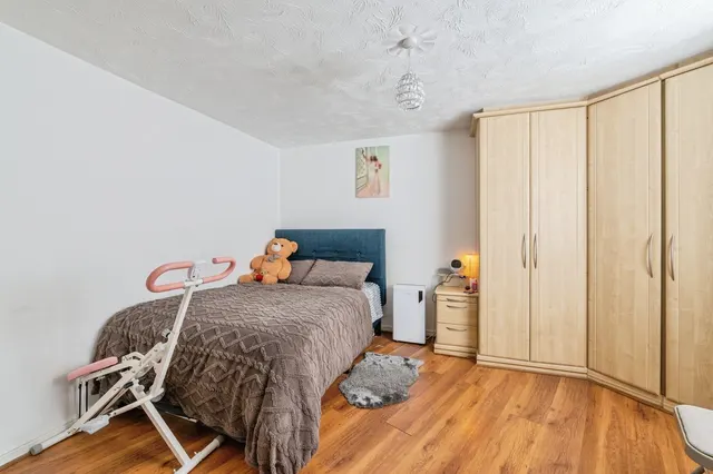 Photo 3 — Sewell Close, Chafford Hundred, Grays, Essex, RM16