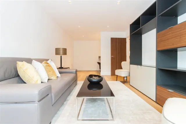 Longfield Avenue, London, W5, photo 2