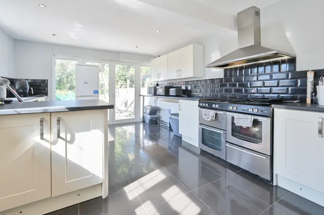 Photo 2 — 58 Wiggenhall Road, Watford