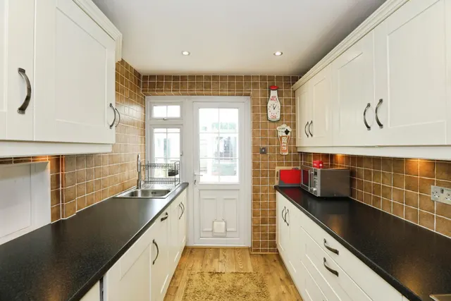 Corsletts Avenue, Horsham, RH12, photo 3