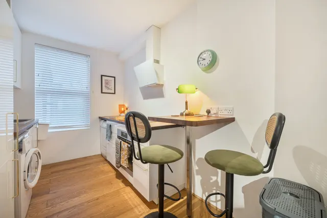 Photo 2 — Flat 2, 89 High Street, London