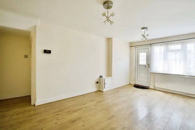 The Parade, Havering-Atte-Bower, RM4, photo 3
