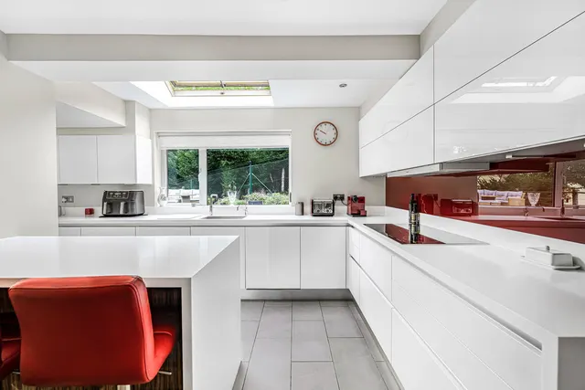 Photo 2 — High View Close, Marlow, SL7 3QN